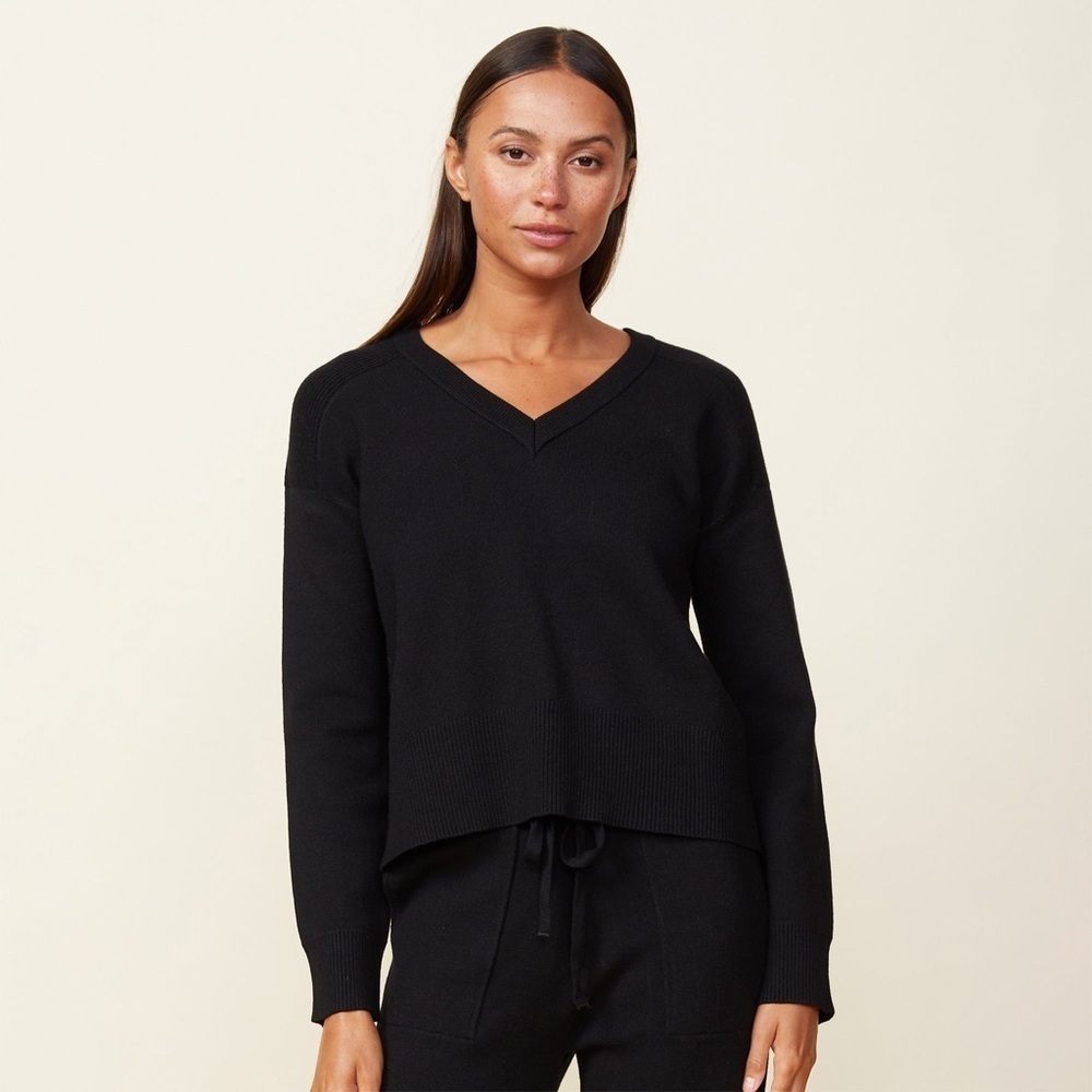 Monrow Soft Knit V-Neck Sweater Black White Small